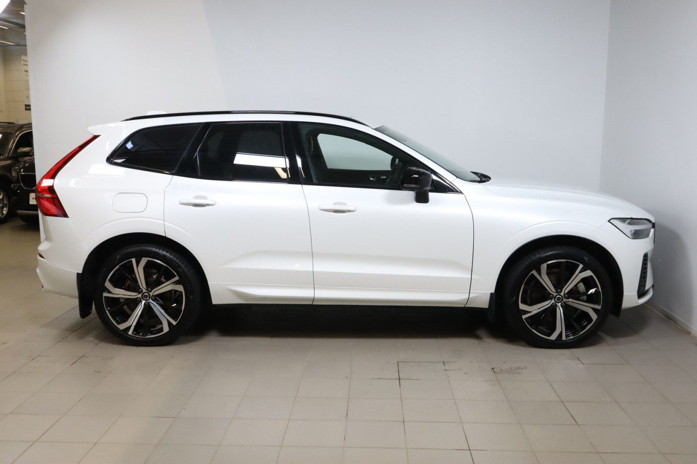 Esittelykuva VOLVO XC60 lataushybridiautosta.