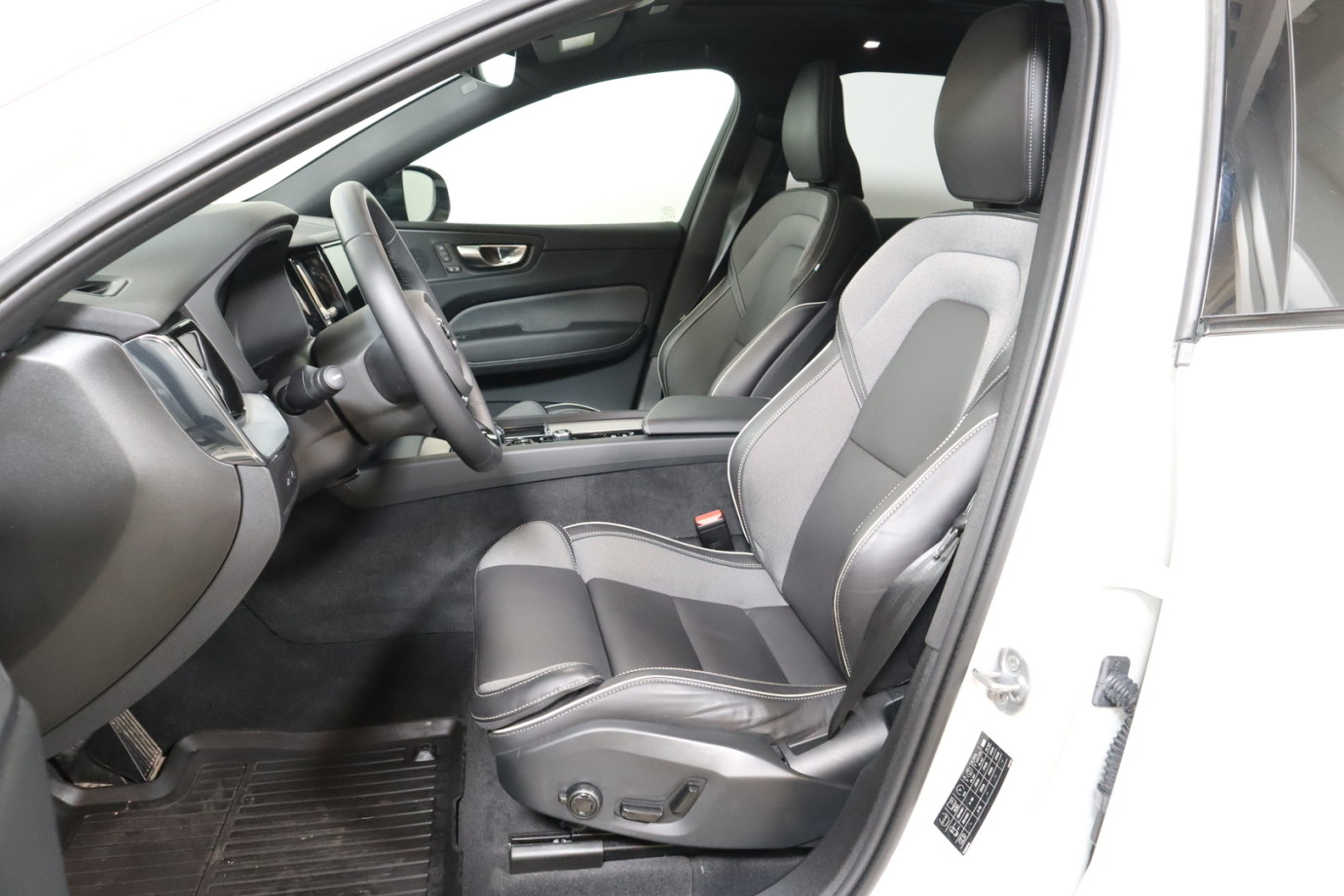 Esittelykuva VOLVO XC60 lataushybridiautosta.