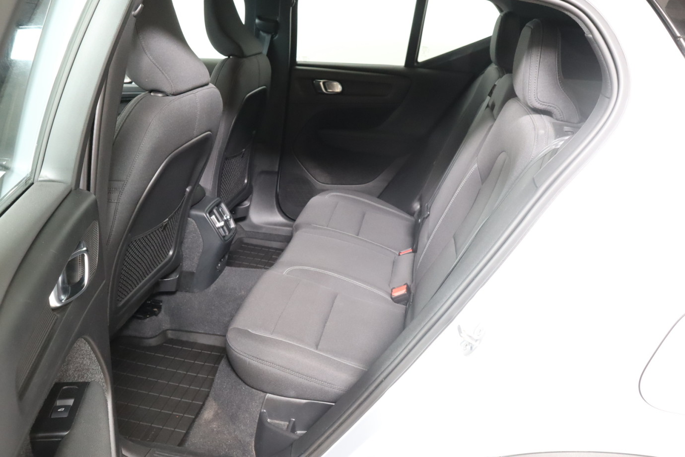 Esittelykuva VOLVO XC40 täyssähköautosta.