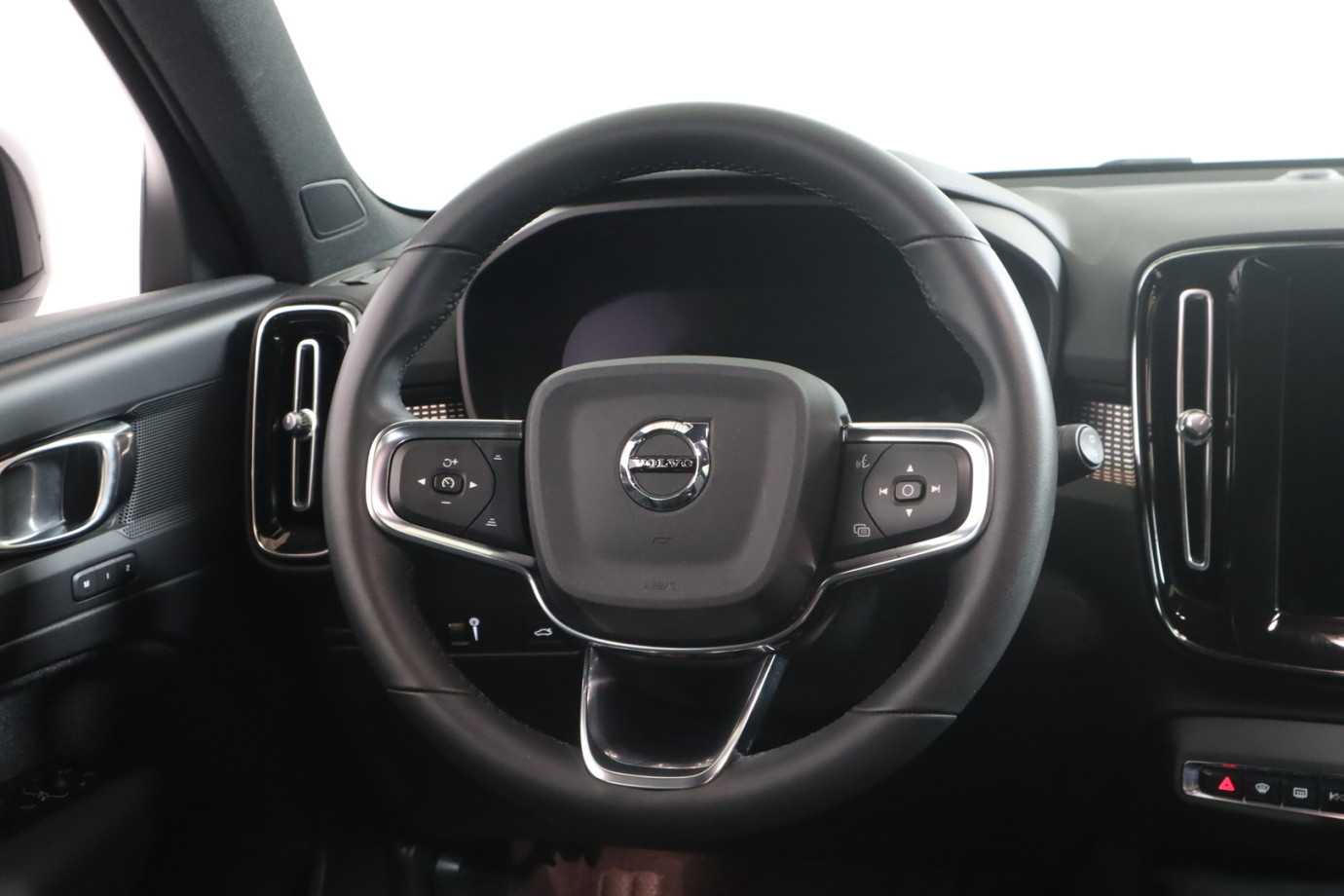 Esittelykuva VOLVO XC40 täyssähköautosta.