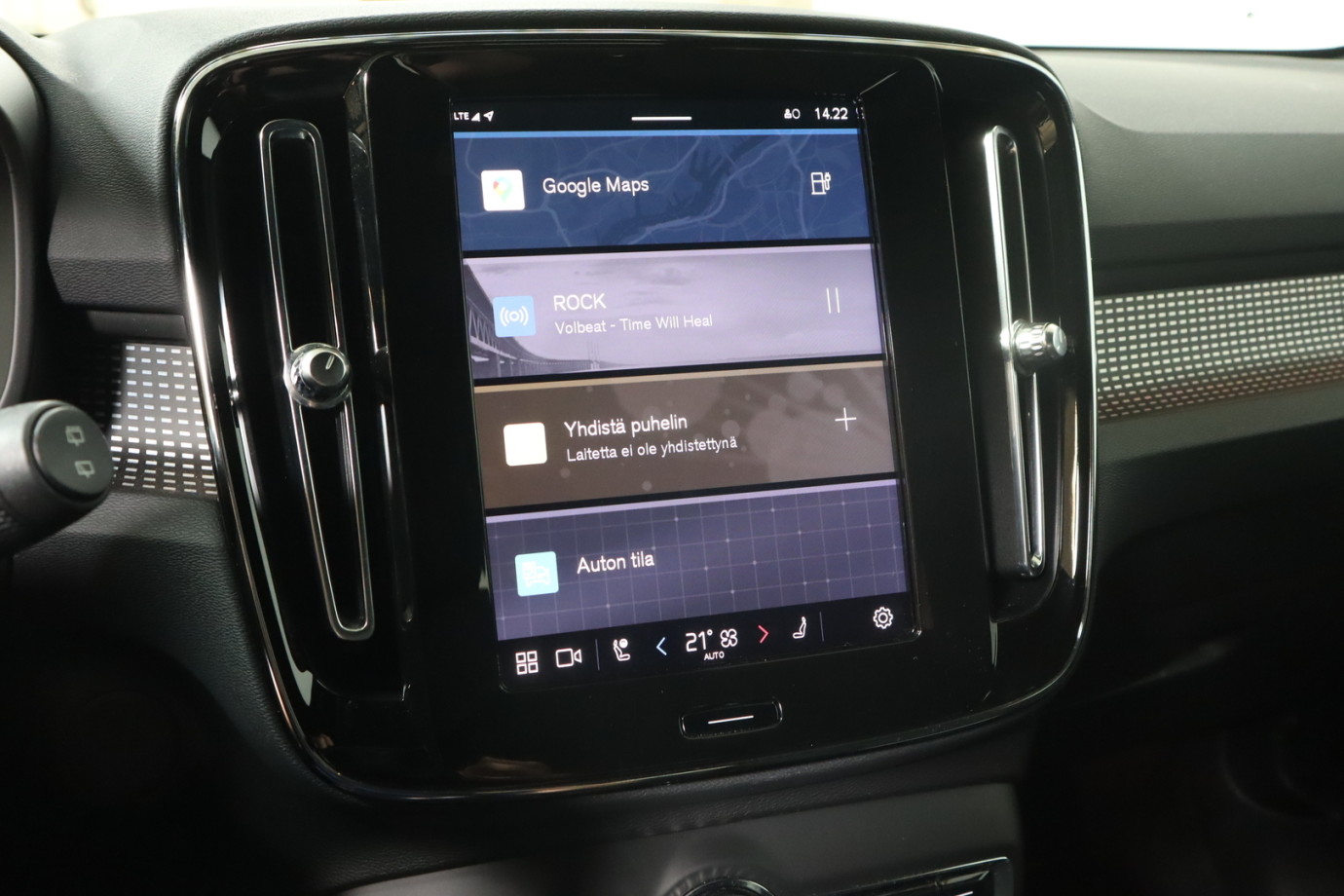 Esittelykuva VOLVO XC40 täyssähköautosta.