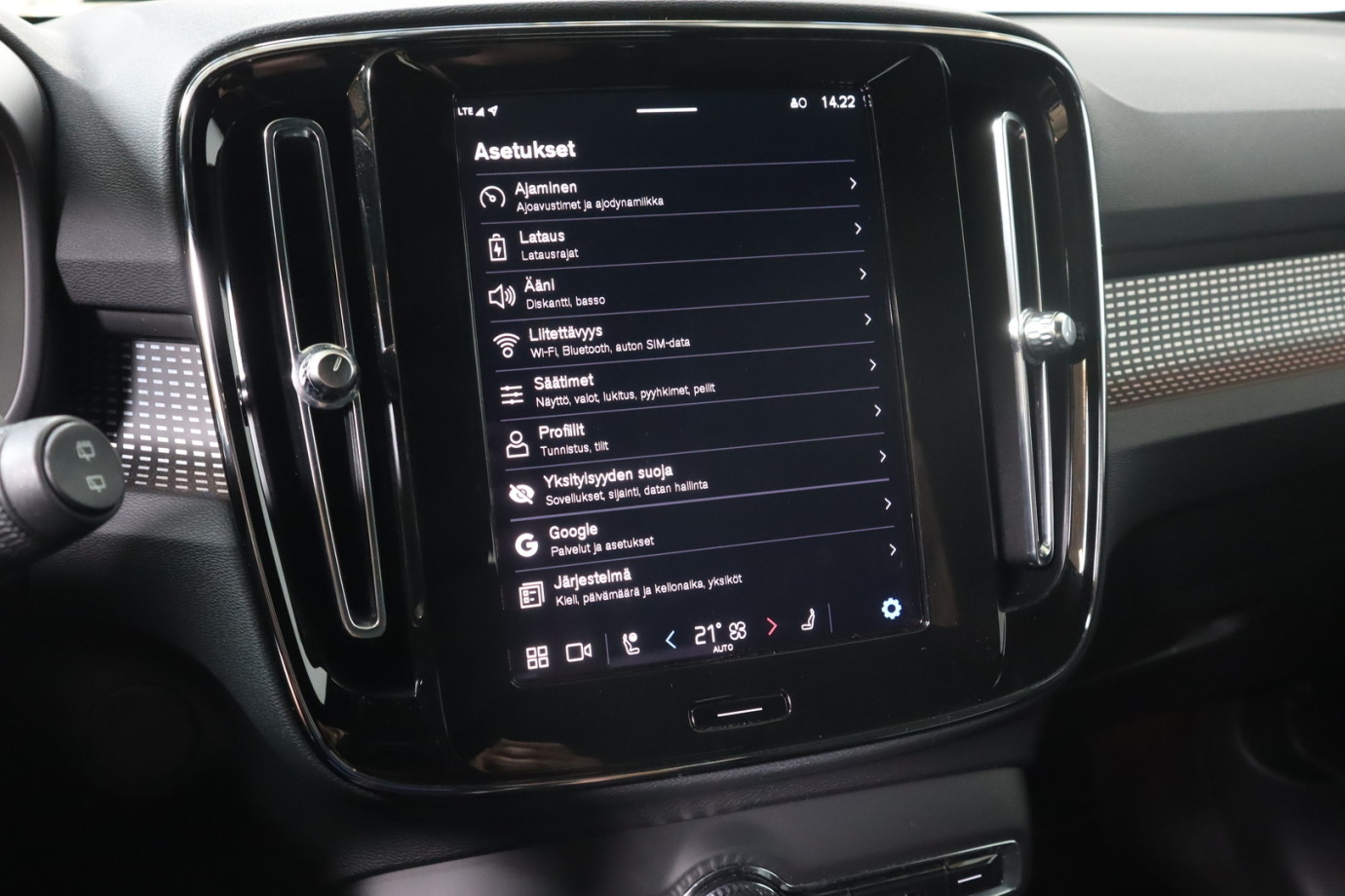 Esittelykuva VOLVO XC40 täyssähköautosta.