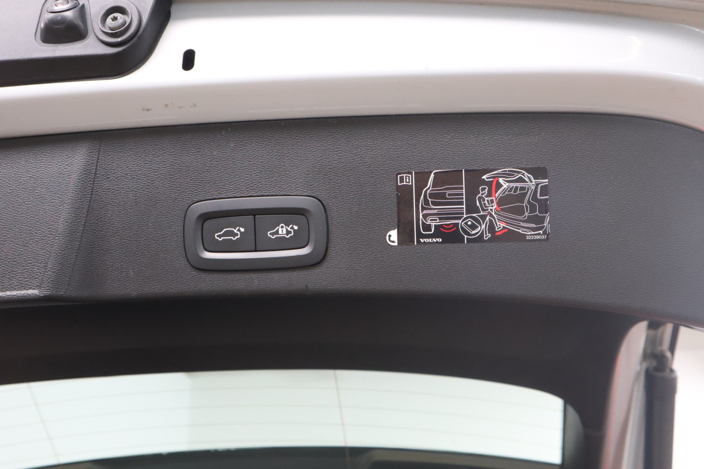Esittelykuva VOLVO XC40 täyssähköautosta.