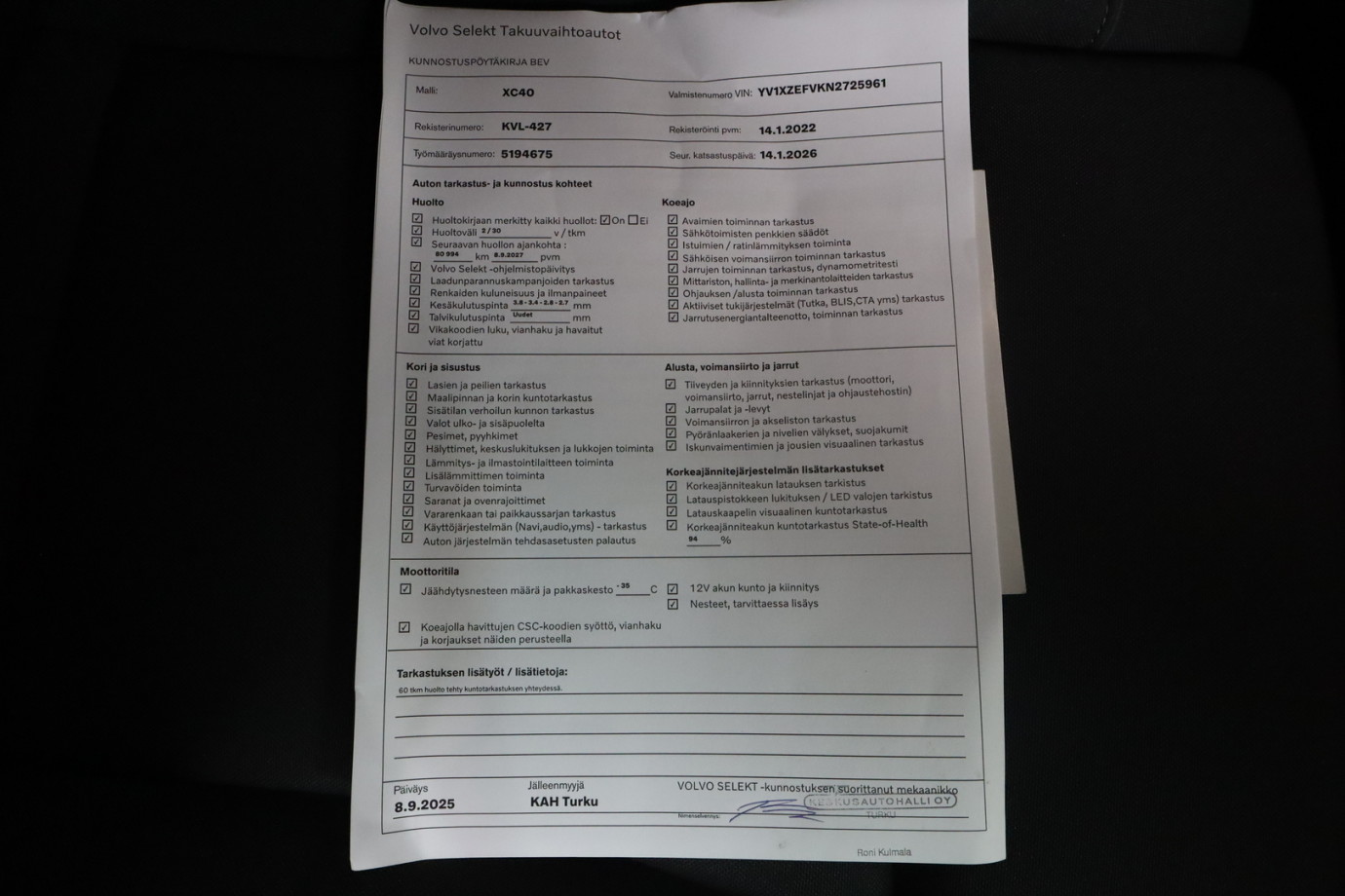 Esittelykuva VOLVO XC40 täyssähköautosta.