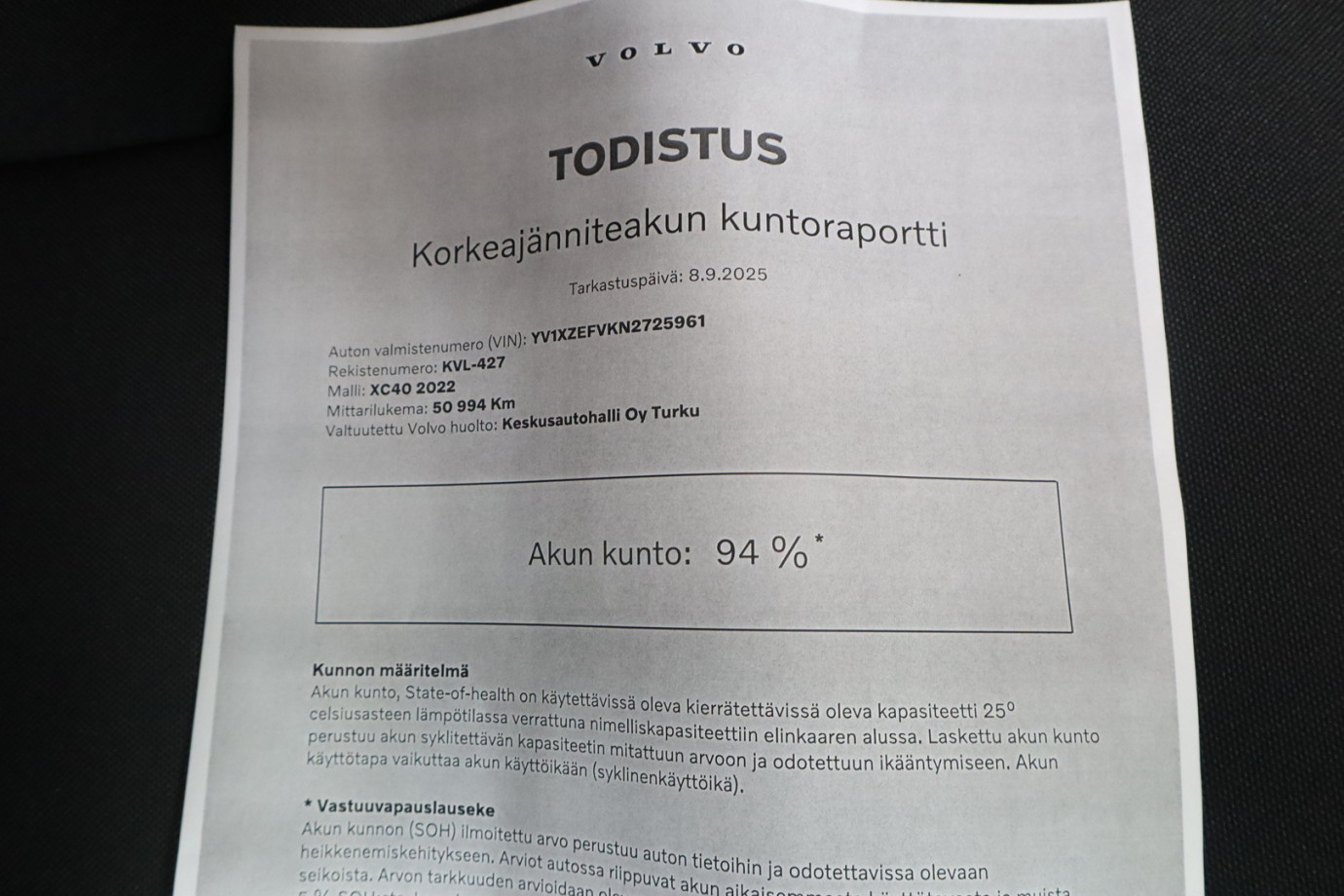 Esittelykuva VOLVO XC40 täyssähköautosta.