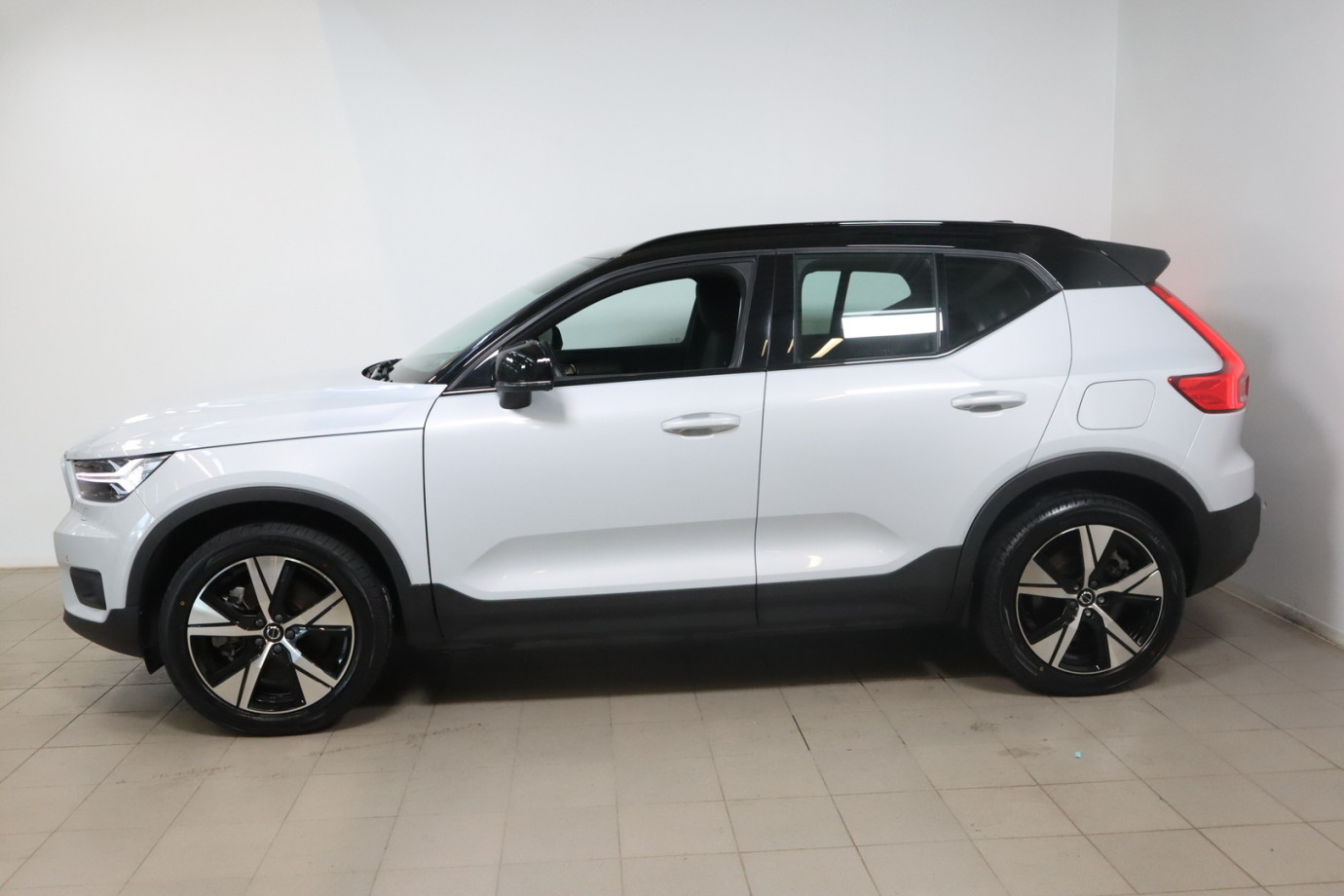 Esittelykuva VOLVO XC40 täyssähköautosta.