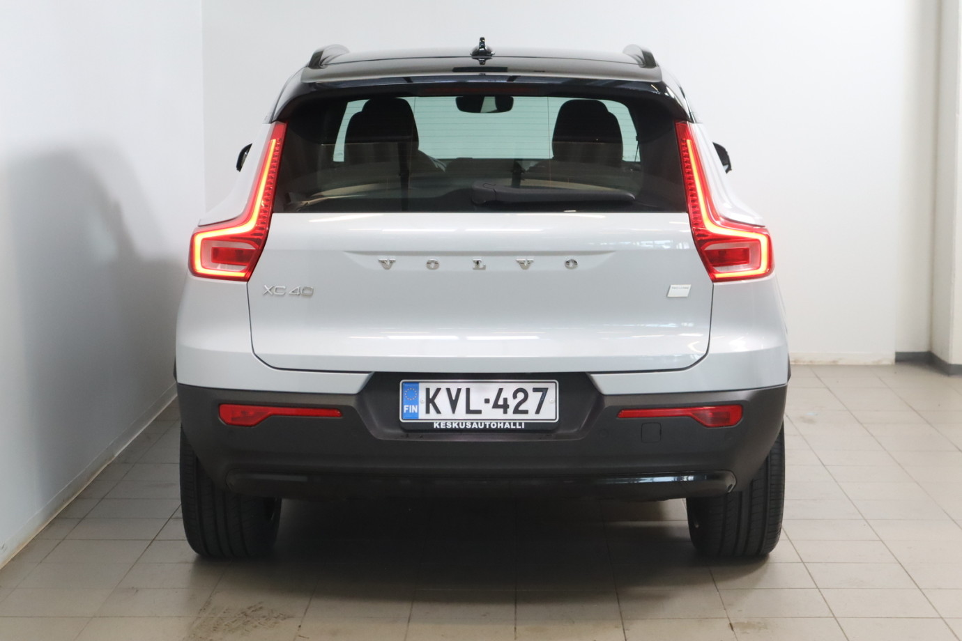 Esittelykuva VOLVO XC40 täyssähköautosta.