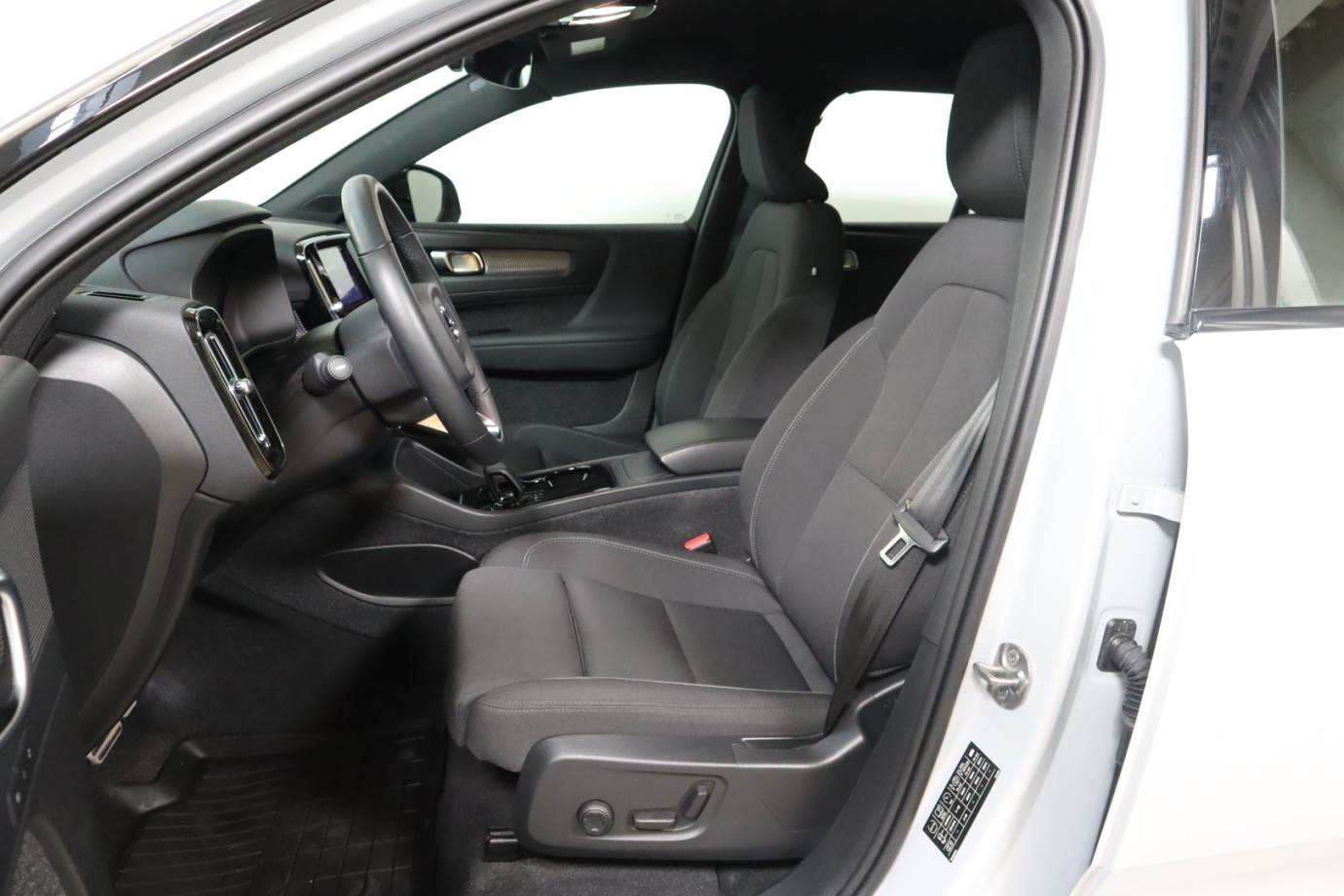 Esittelykuva VOLVO XC40 täyssähköautosta.