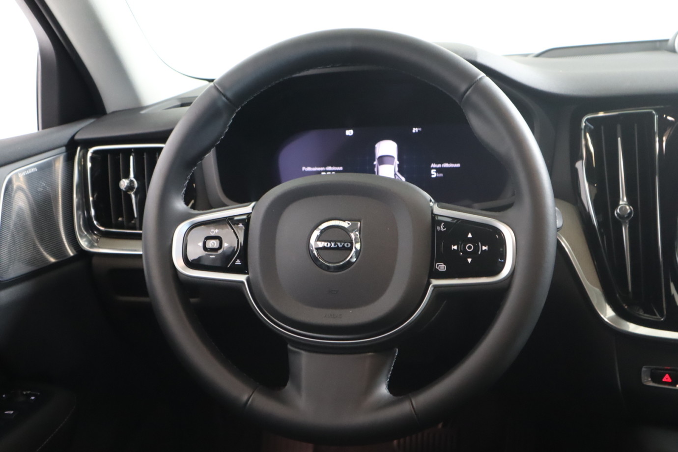 Esittelykuva VOLVO V60 lataushybridiautosta.
