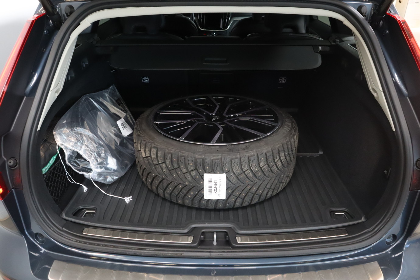 Esittelykuva VOLVO V60 lataushybridiautosta.