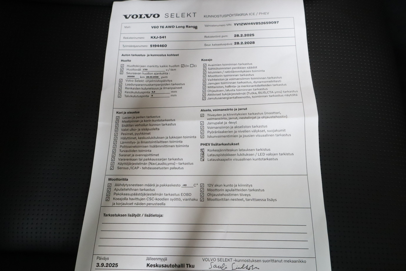 Esittelykuva VOLVO V60 lataushybridiautosta.