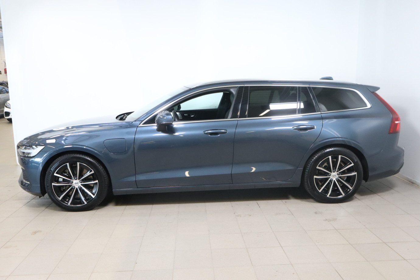 Esittelykuva VOLVO V60 lataushybridiautosta.