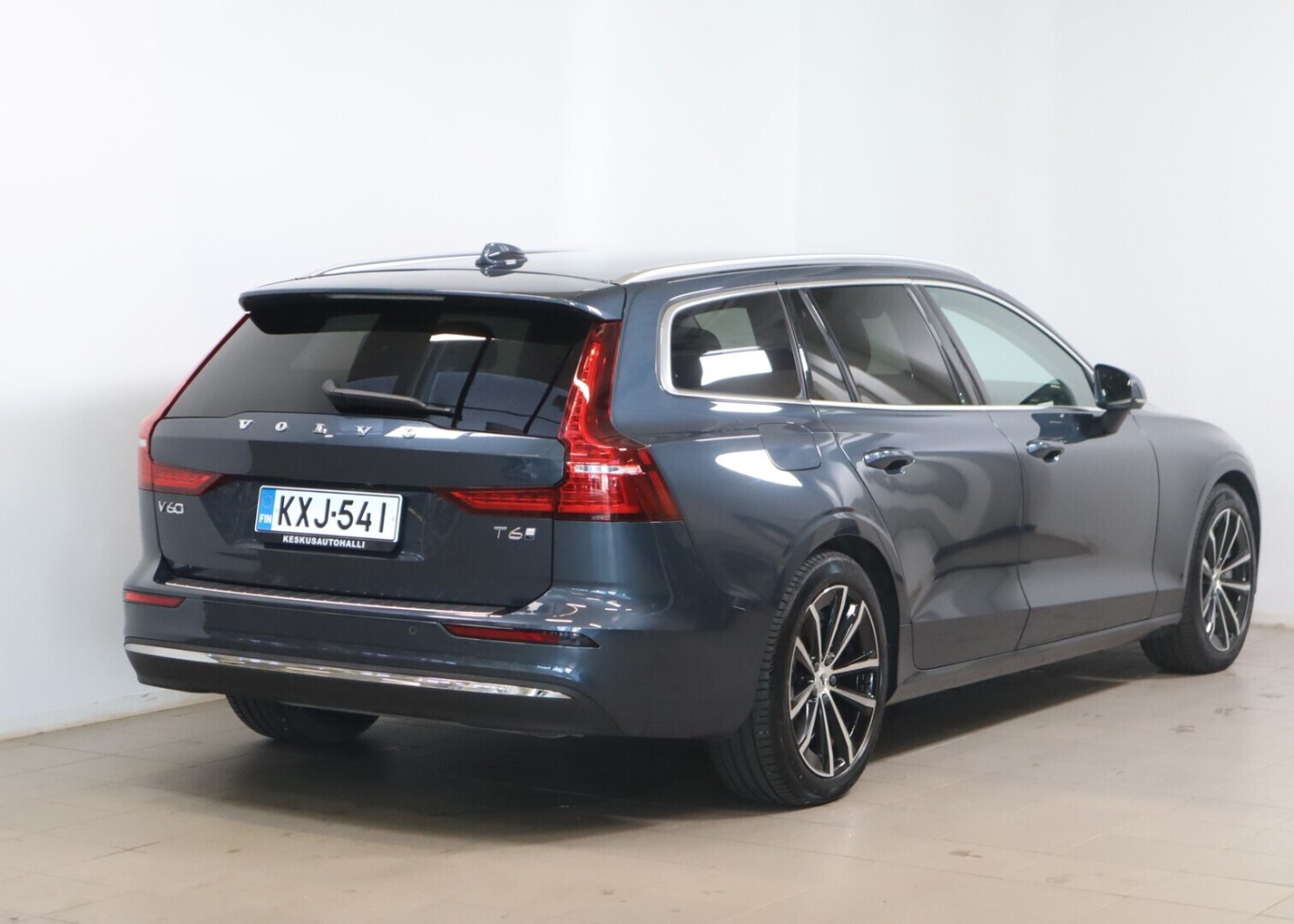 Esittelykuva VOLVO V60 lataushybridiautosta.