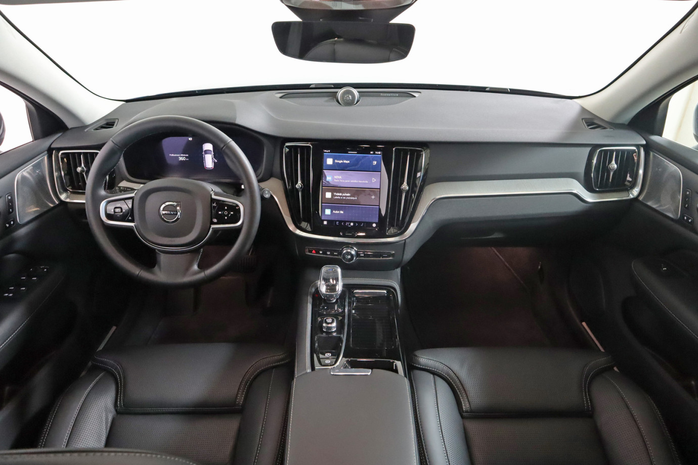 Esittelykuva VOLVO V60 lataushybridiautosta.