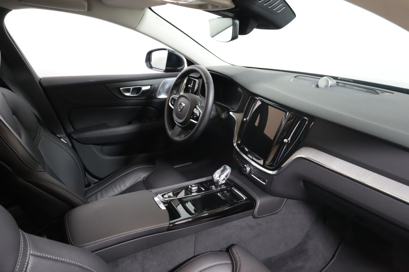 Esittelykuva VOLVO V60 lataushybridiautosta.