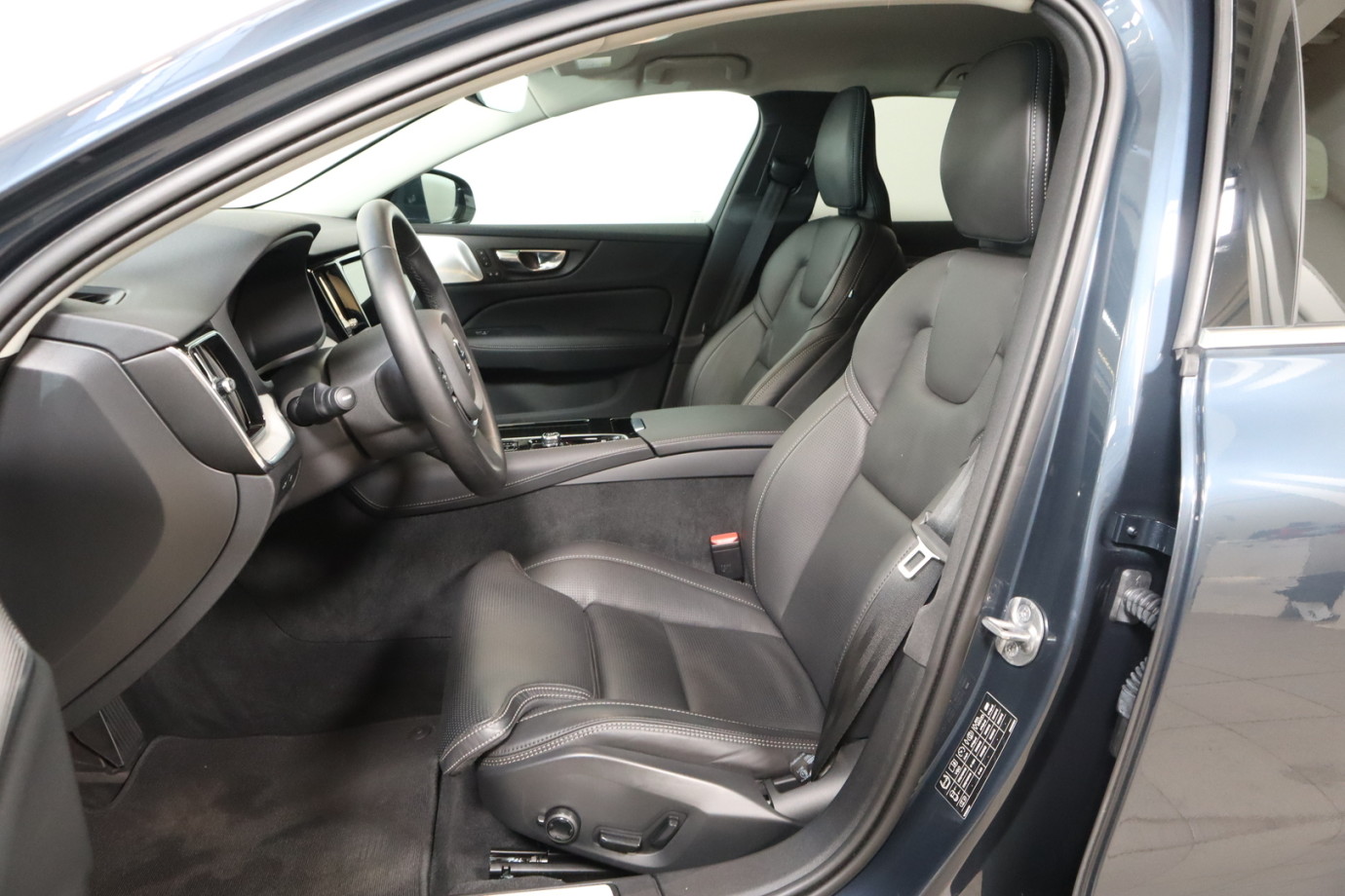 Esittelykuva VOLVO V60 lataushybridiautosta.