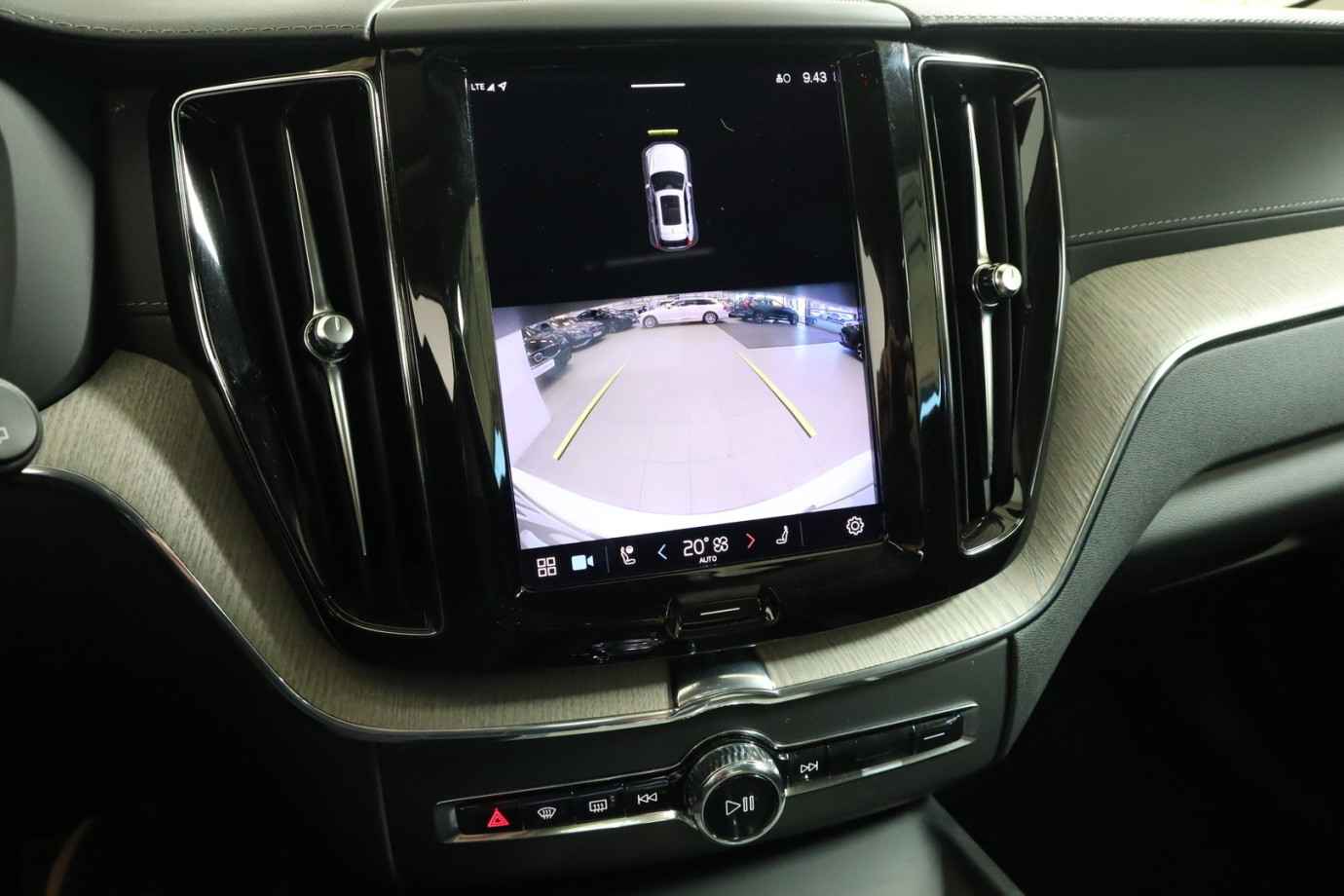Esittelykuva VOLVO XC60 lataushybridiautosta.