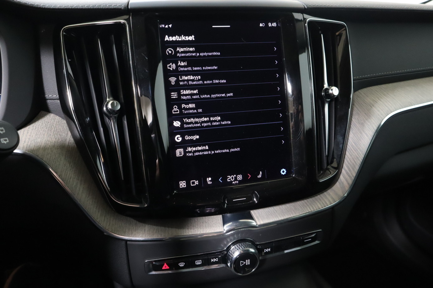Esittelykuva VOLVO XC60 lataushybridiautosta.