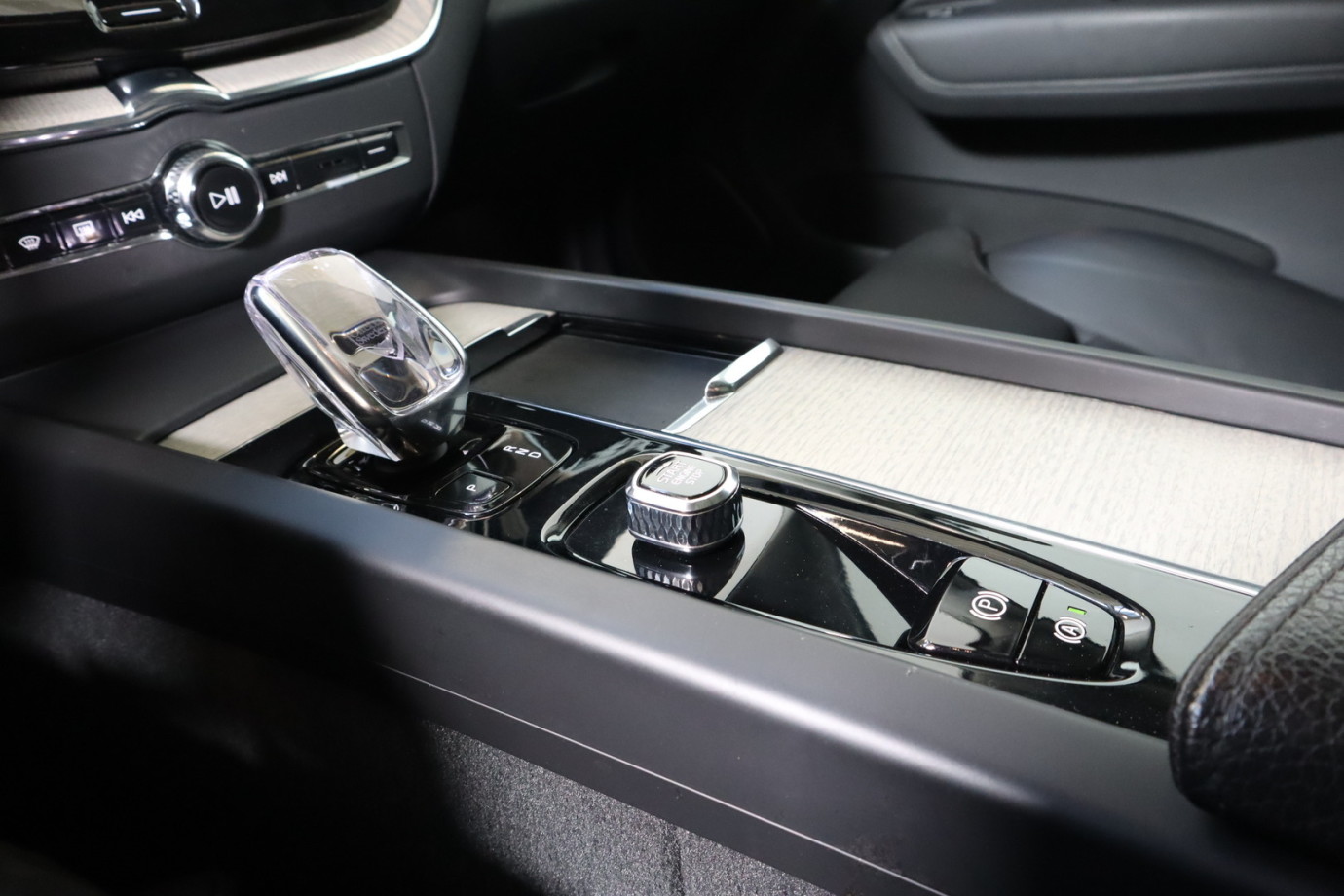 Esittelykuva VOLVO XC60 lataushybridiautosta.
