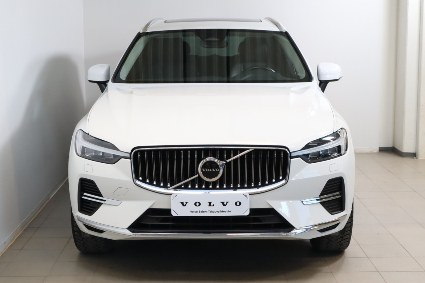 Esittelykuva VOLVO XC60 lataushybridiautosta.