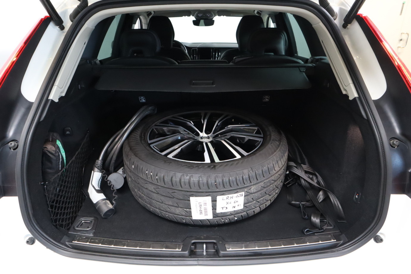 Esittelykuva VOLVO XC60 lataushybridiautosta.