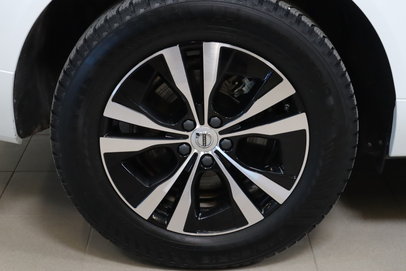 Esittelykuva VOLVO XC60 lataushybridiautosta.
