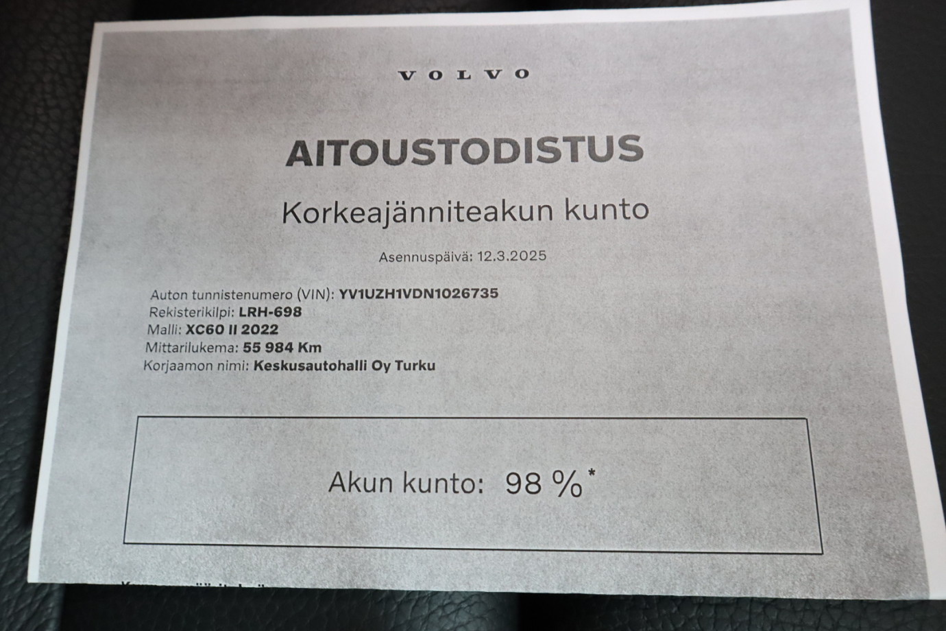 Esittelykuva VOLVO XC60 lataushybridiautosta.