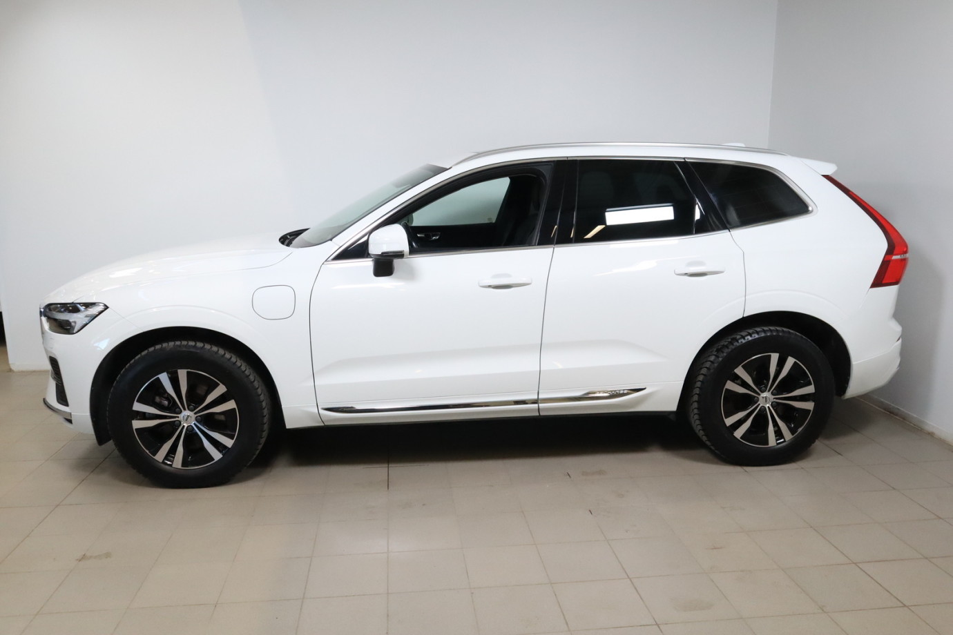 Esittelykuva VOLVO XC60 lataushybridiautosta.