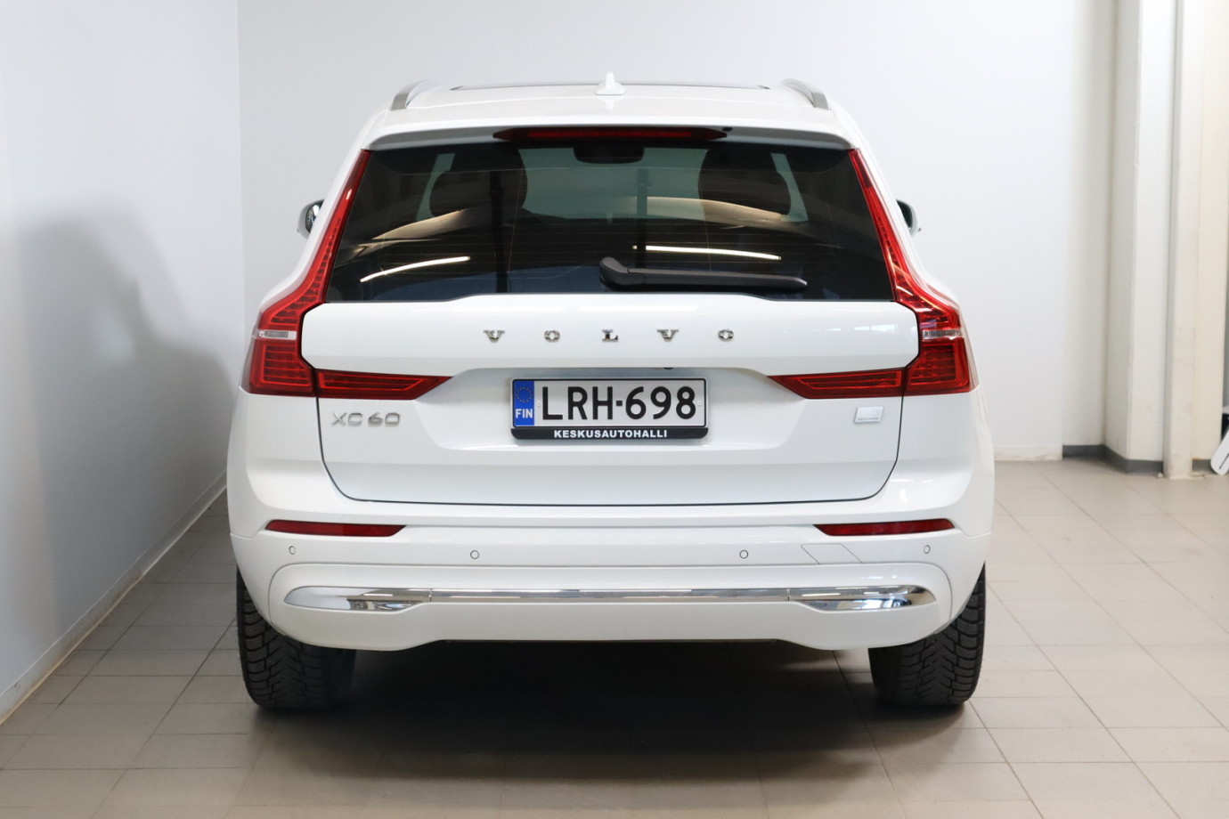 Esittelykuva VOLVO XC60 lataushybridiautosta.