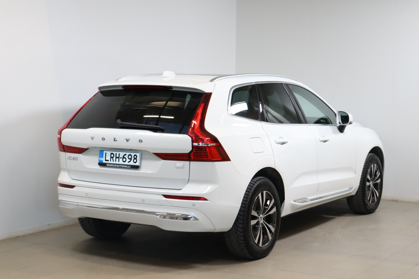 Esittelykuva VOLVO XC60 lataushybridiautosta.