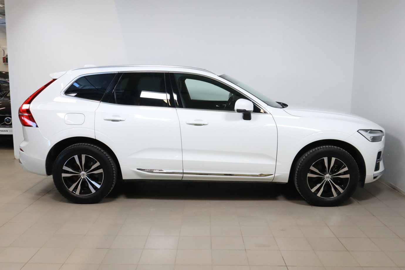 Esittelykuva VOLVO XC60 lataushybridiautosta.