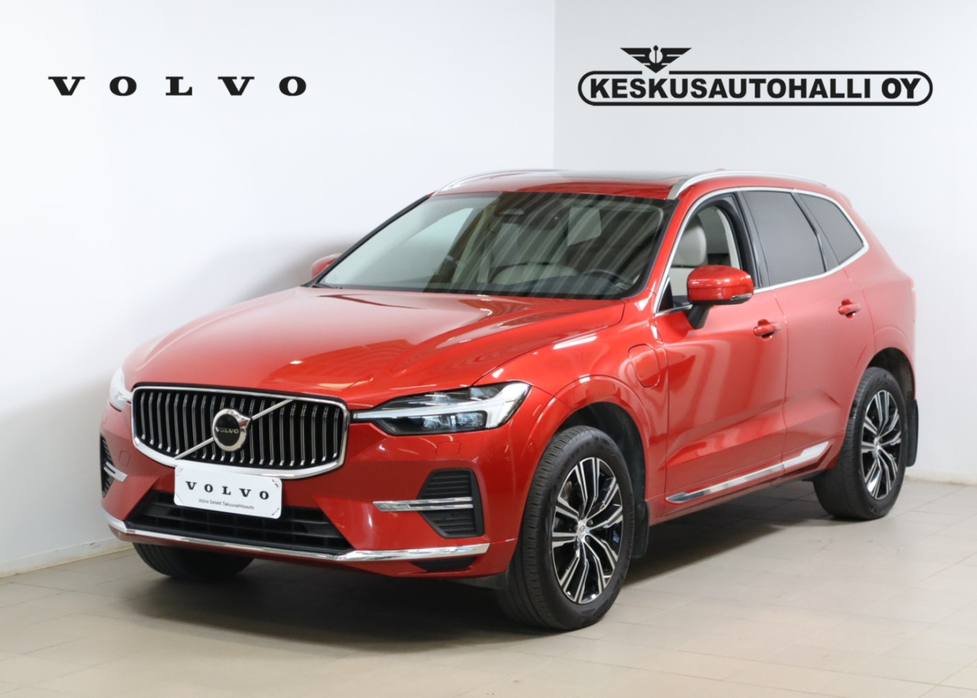 Esittelykuva VOLVO XC60 lataushybridiautosta.