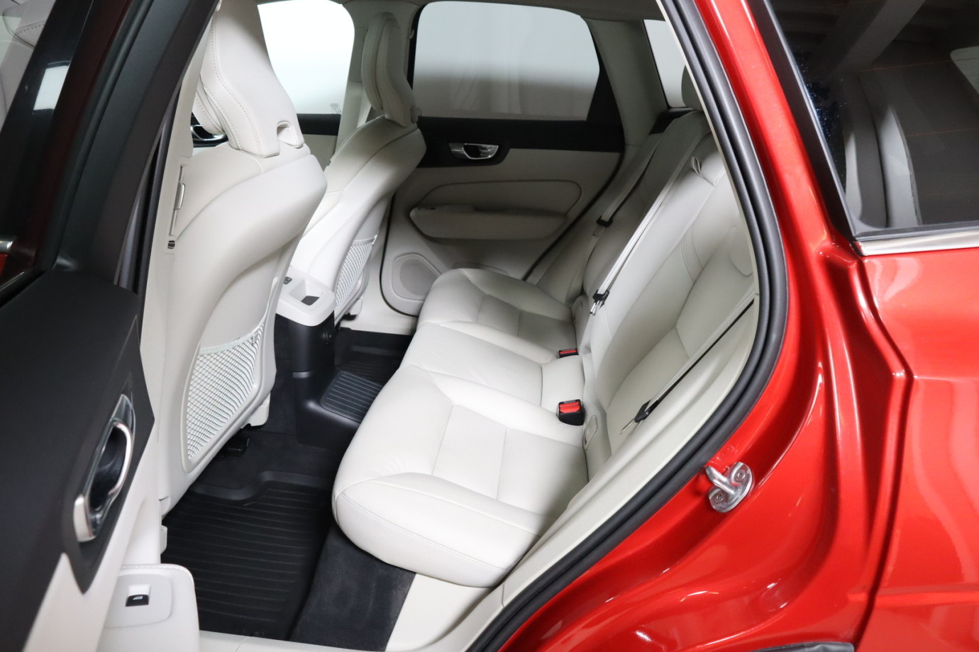 Esittelykuva VOLVO XC60 lataushybridiautosta.