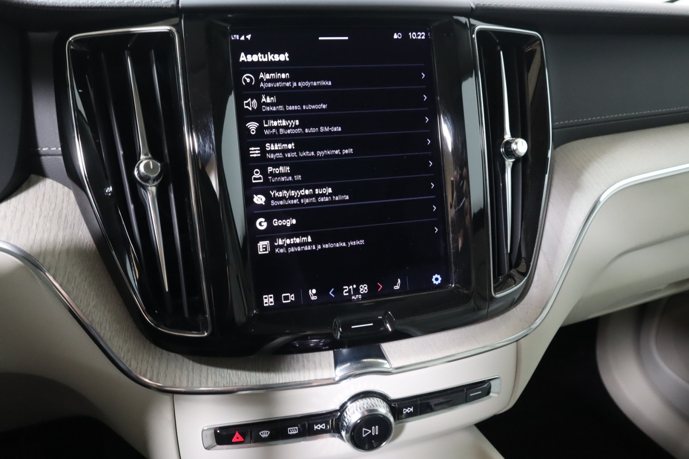 Esittelykuva VOLVO XC60 lataushybridiautosta.