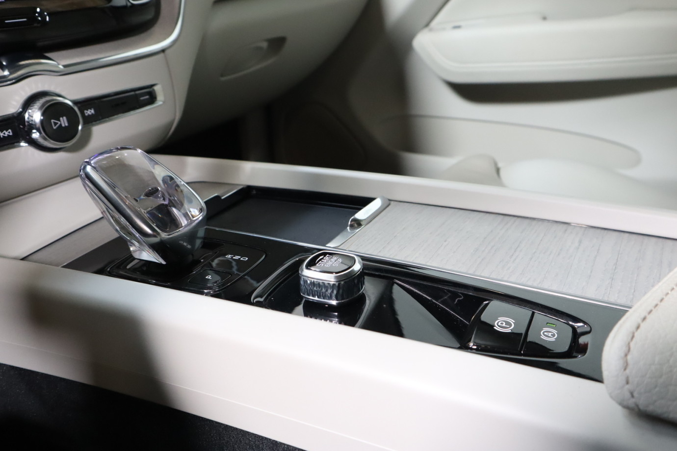 Esittelykuva VOLVO XC60 lataushybridiautosta.