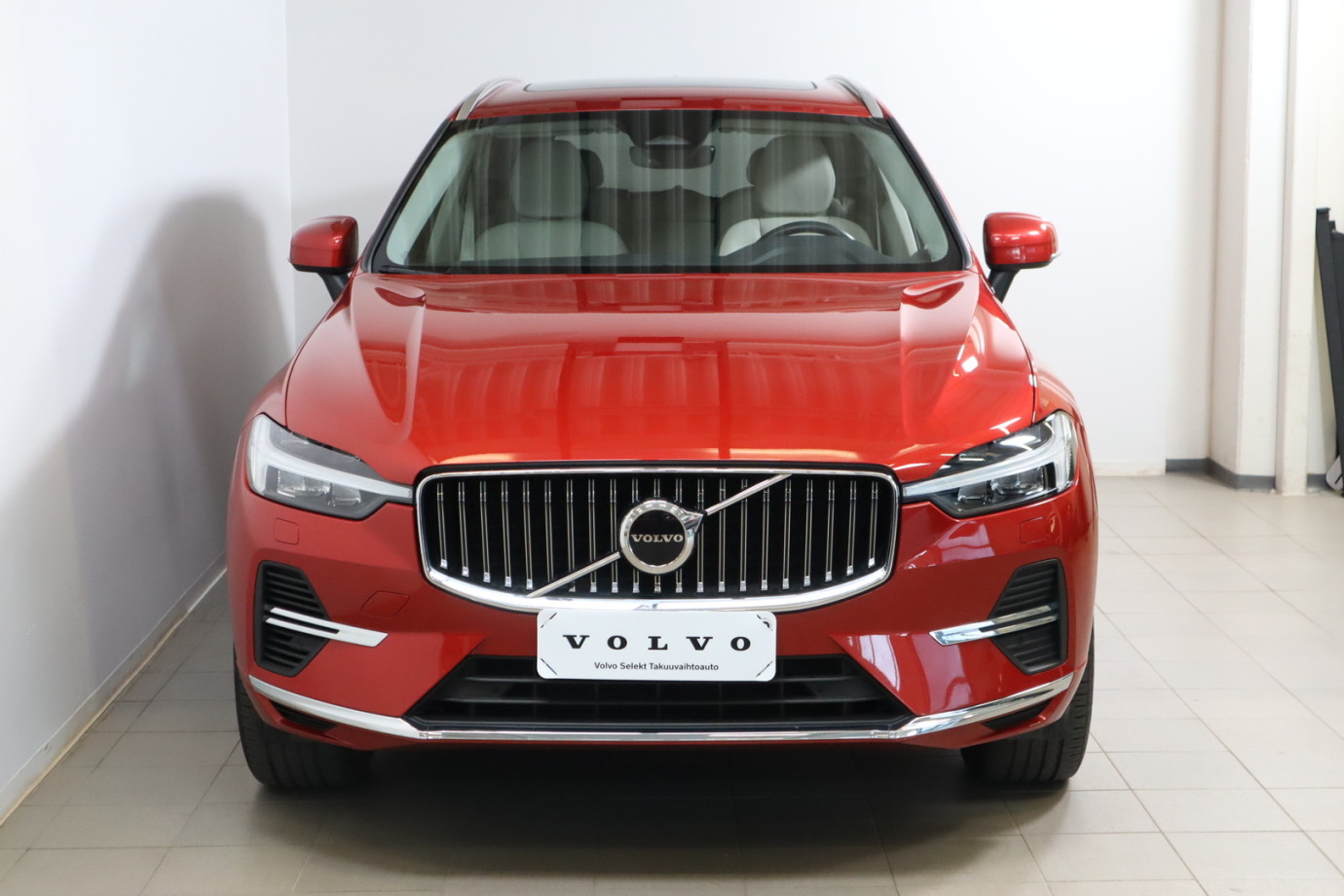 Esittelykuva VOLVO XC60 lataushybridiautosta.