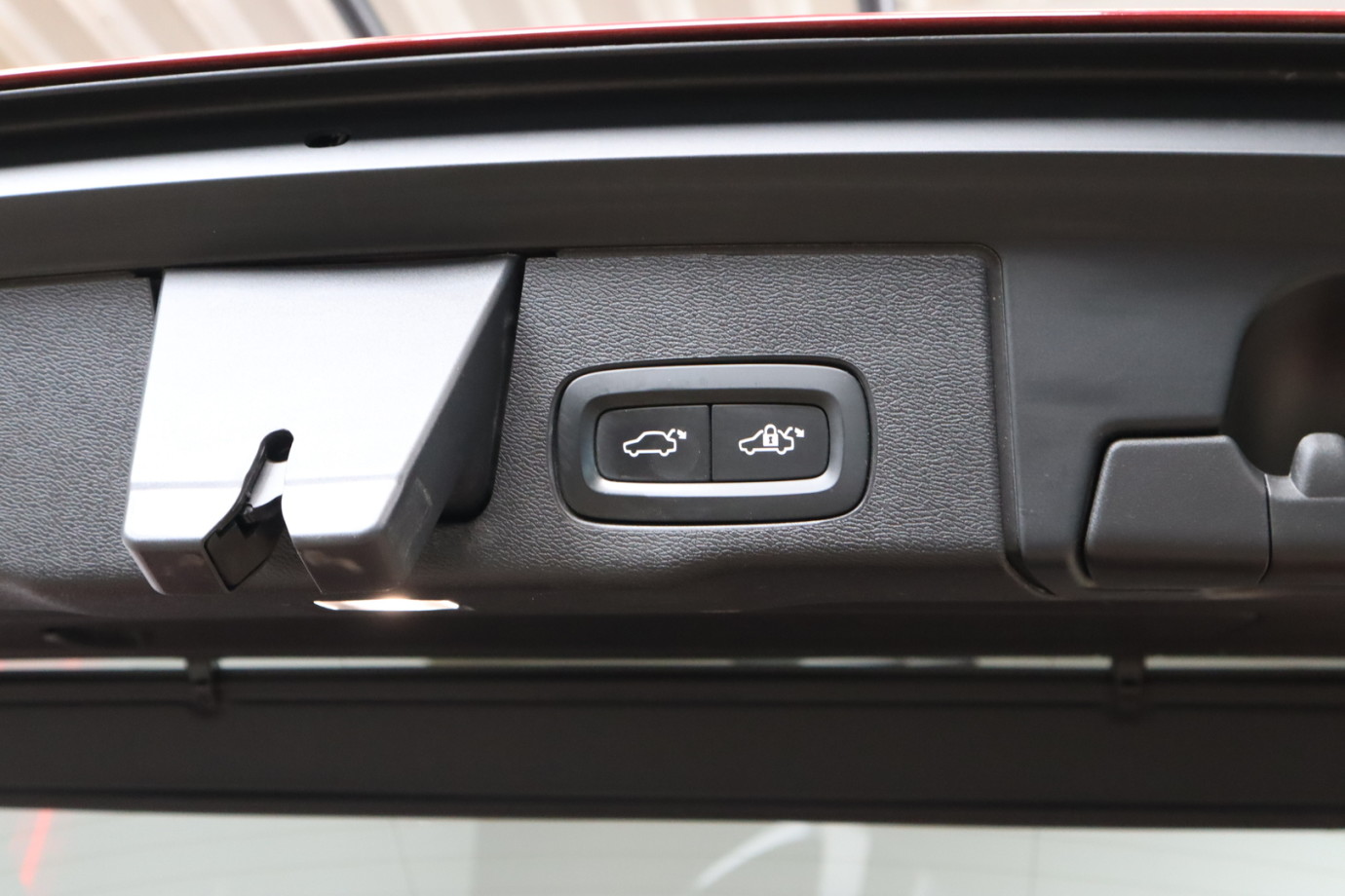Esittelykuva VOLVO XC60 lataushybridiautosta.