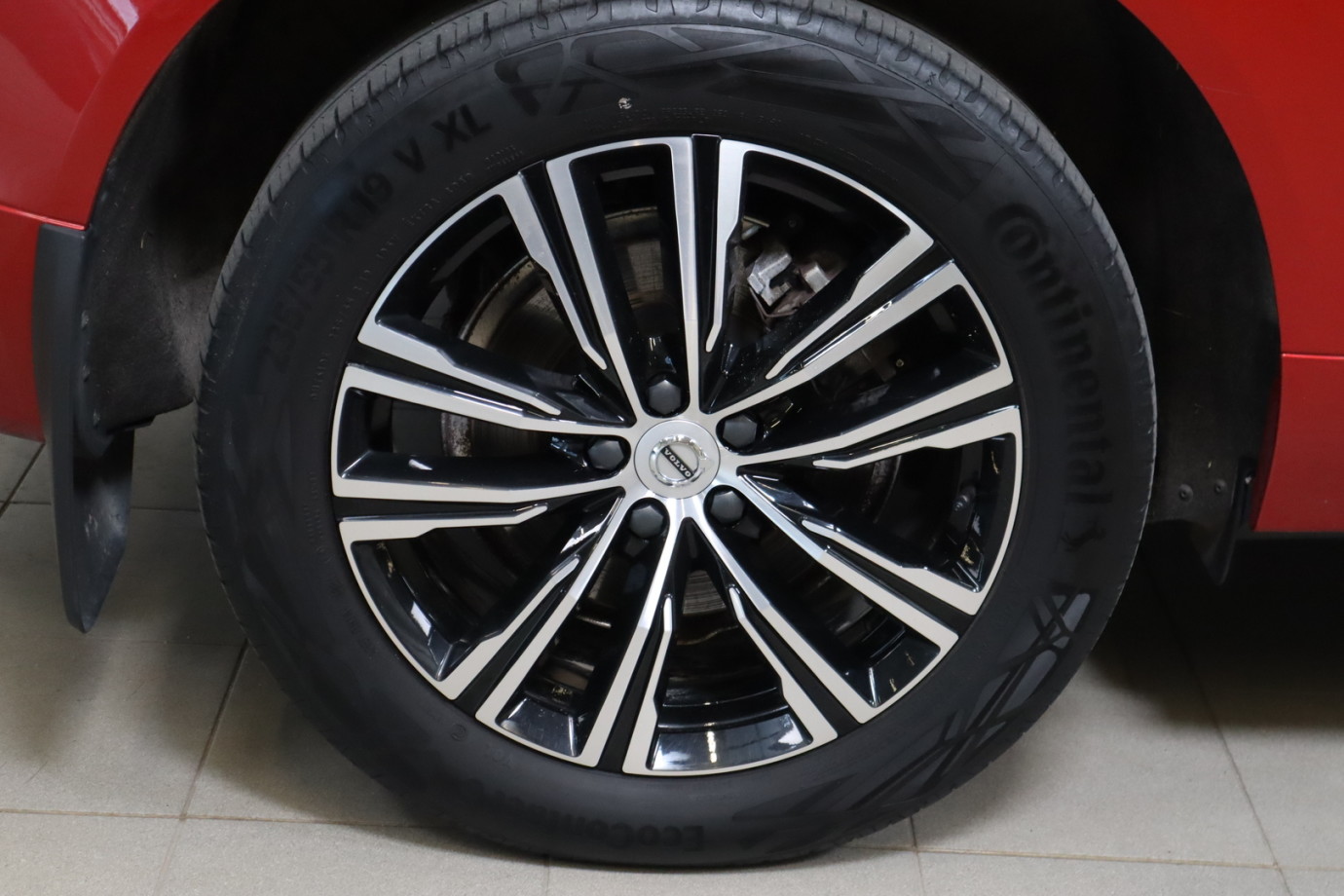 Esittelykuva VOLVO XC60 lataushybridiautosta.