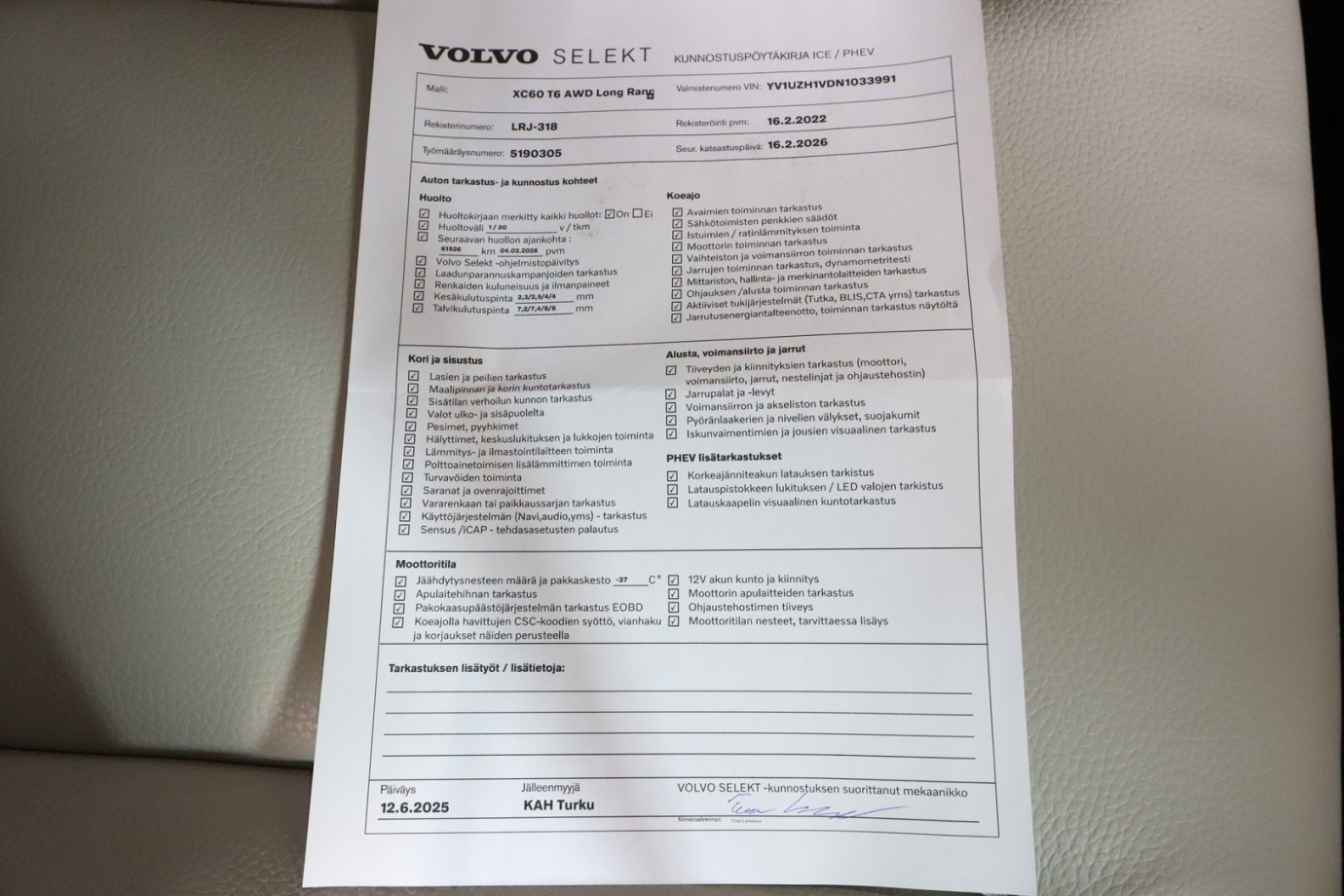 Esittelykuva VOLVO XC60 lataushybridiautosta.