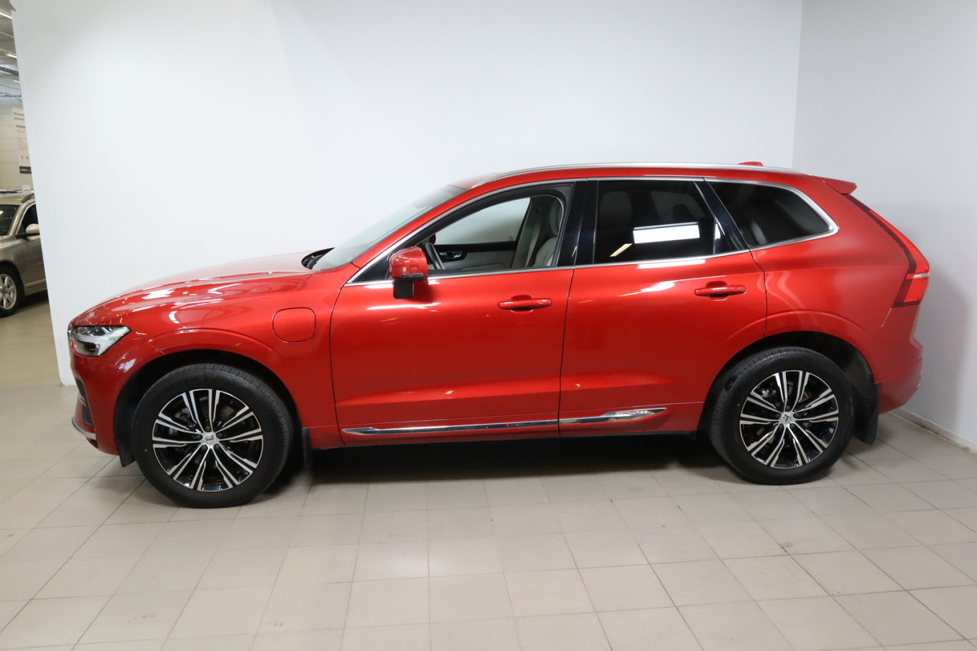Esittelykuva VOLVO XC60 lataushybridiautosta.