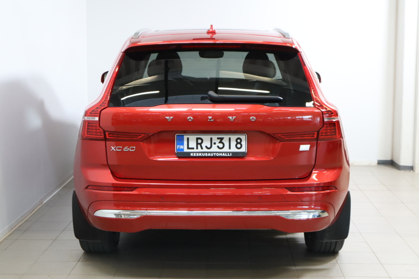 Esittelykuva VOLVO XC60 lataushybridiautosta.