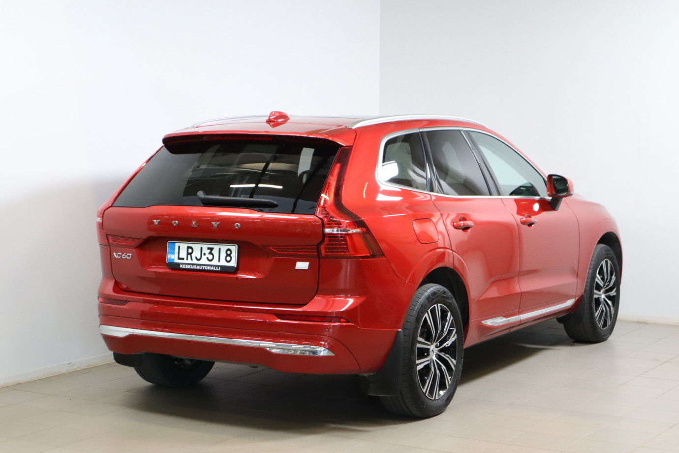 Esittelykuva VOLVO XC60 lataushybridiautosta.