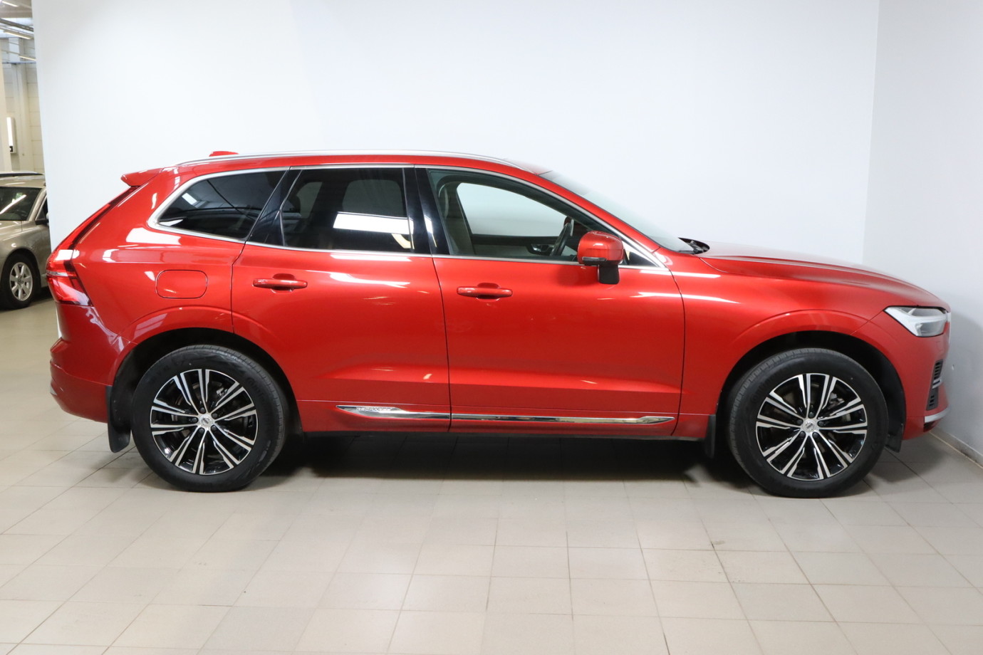 Esittelykuva VOLVO XC60 lataushybridiautosta.