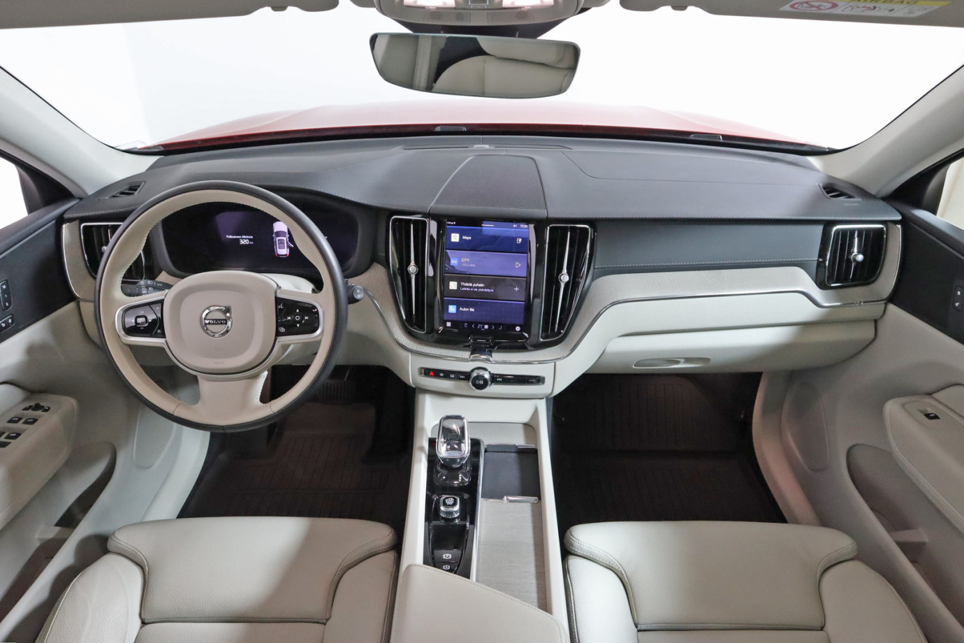 Esittelykuva VOLVO XC60 lataushybridiautosta.