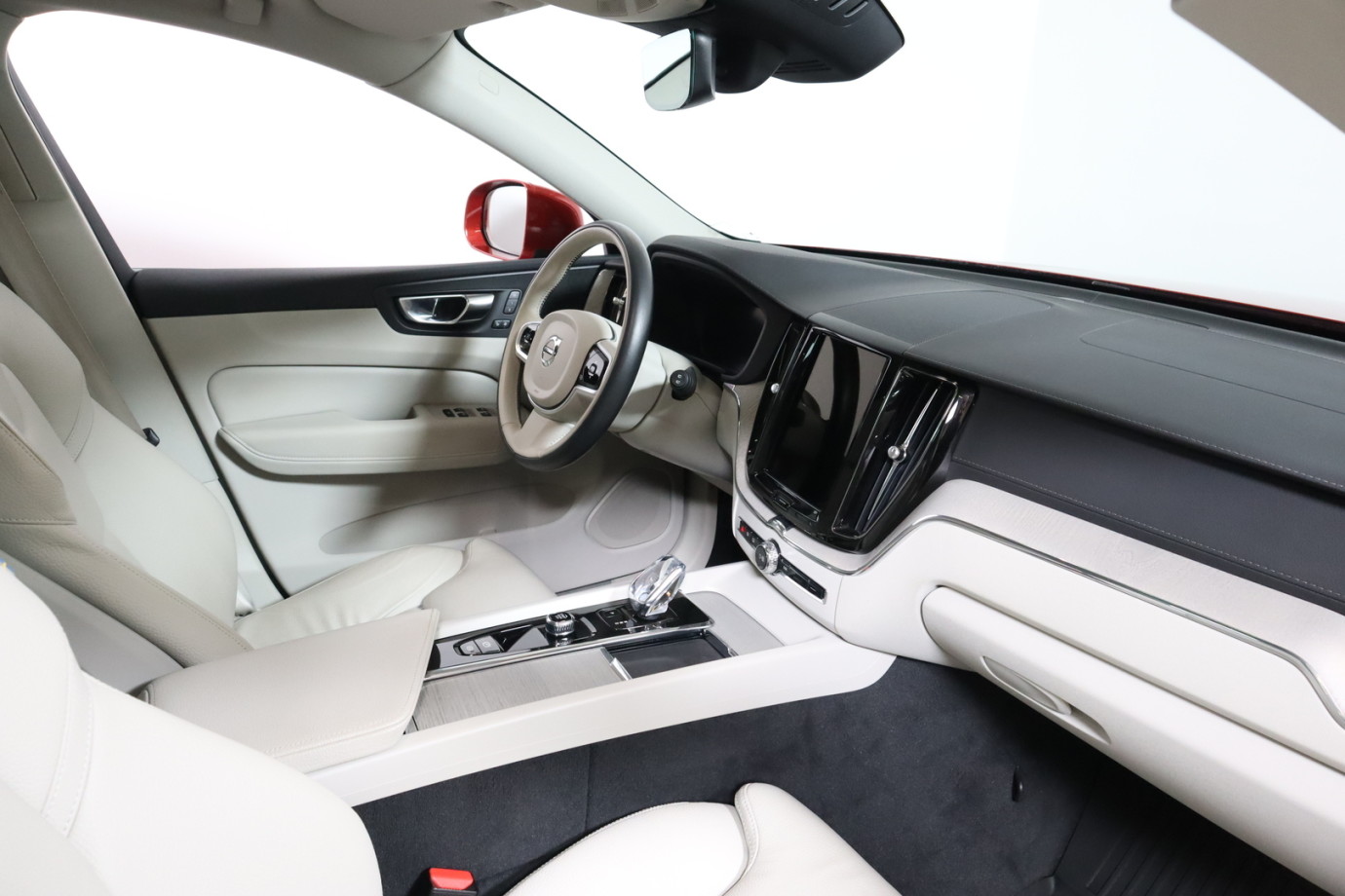 Esittelykuva VOLVO XC60 lataushybridiautosta.
