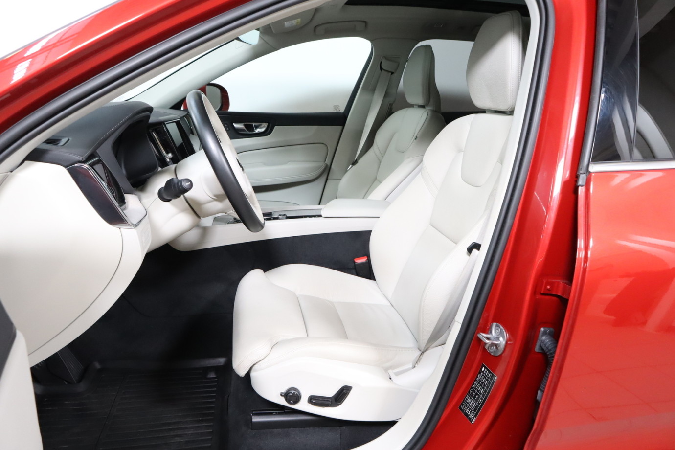 Esittelykuva VOLVO XC60 lataushybridiautosta.