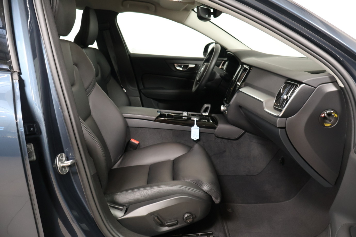 Esittelykuva VOLVO S60 lataushybridiautosta.