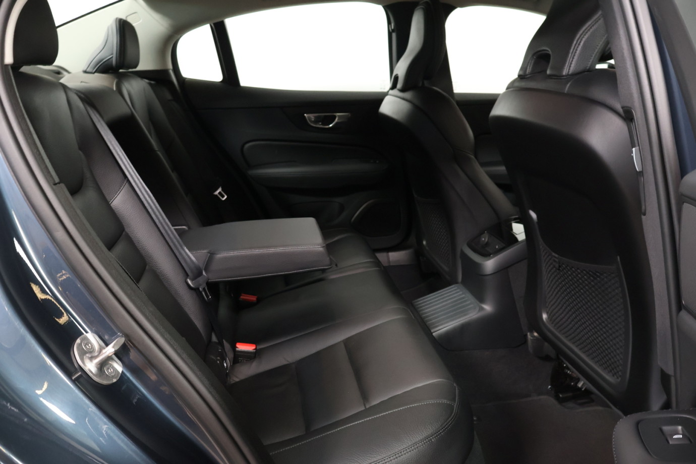 Esittelykuva VOLVO S60 lataushybridiautosta.