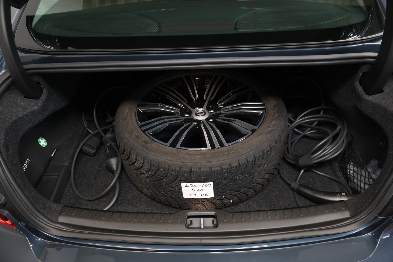 Esittelykuva VOLVO S60 lataushybridiautosta.