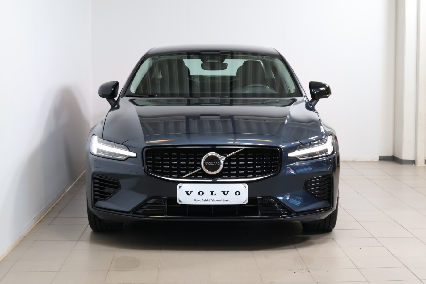 Esittelykuva VOLVO S60 lataushybridiautosta.